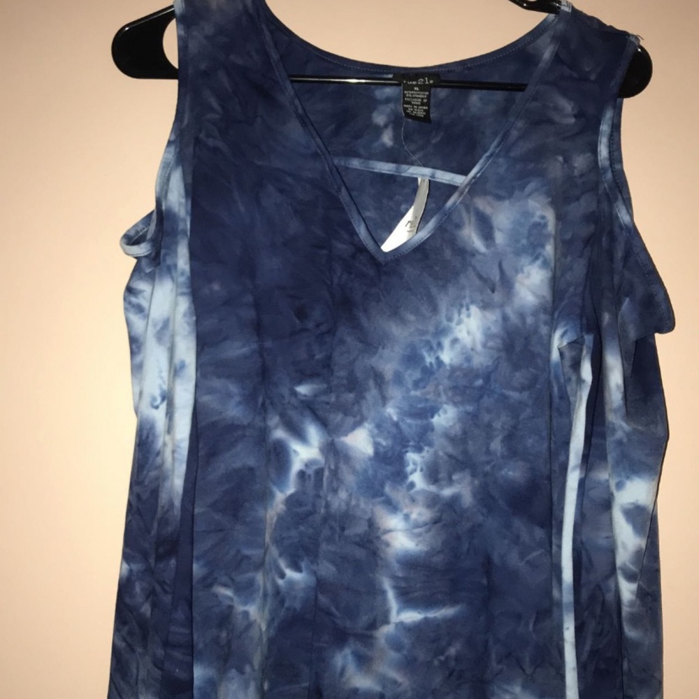 Long sleeve cold shoulder shirt